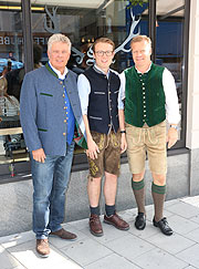 Oberbürgermeister Dieter Reiter, Wirt Stefan Stiftl, Andreas Steinfatt - Brauereidirektor Paulaner Hacker Pschorr vor dem „Zum Stiftl - mein Wirtshaus“ (©Foto: Martin Schmitz)